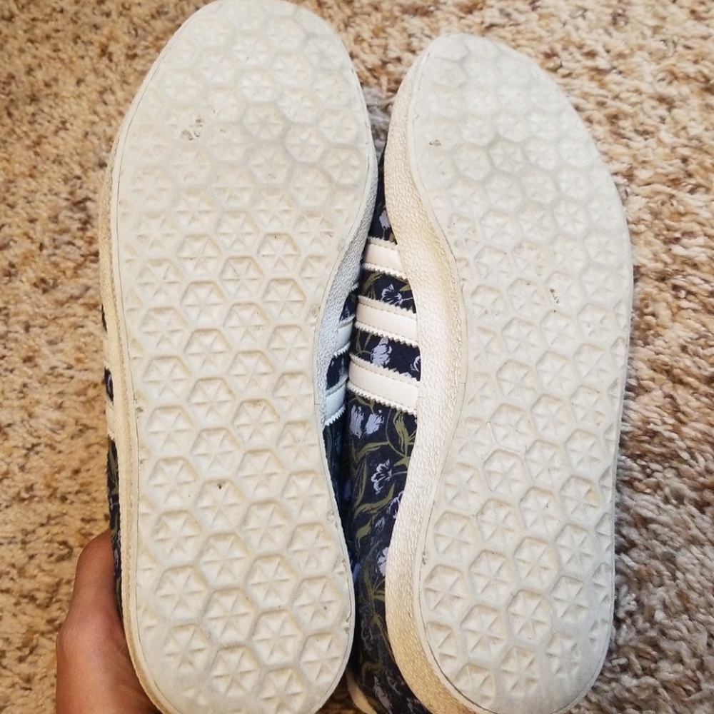 Sneaker - Picture 3 of 3